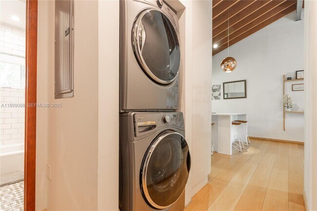 Building Photo - 523 NE 68th St