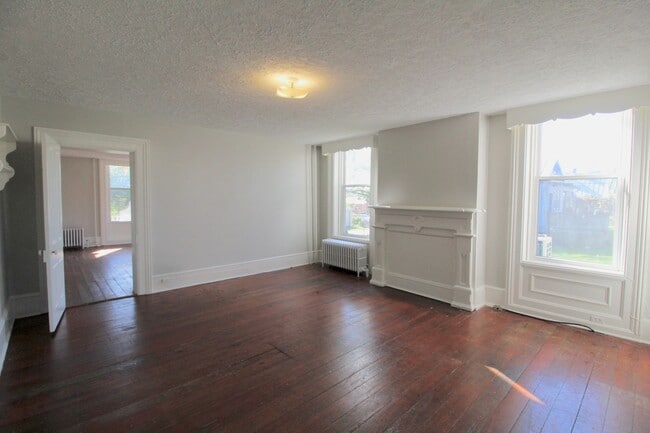 Building Photo - 1 bed, 1 bath apartment for rent in Downtown Harrisonburg!