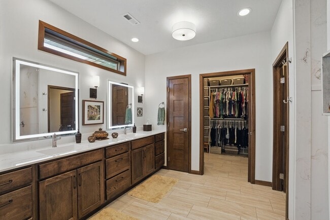 Building Photo - 5700 Island Ct