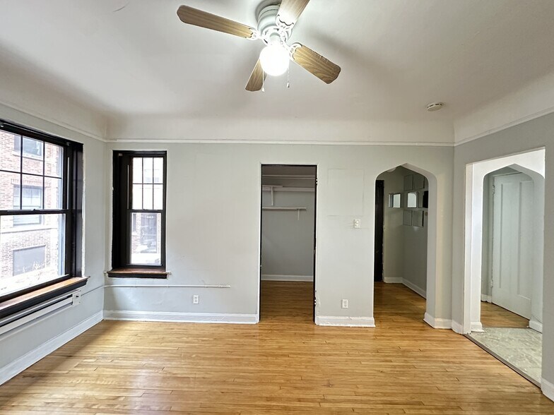 Building Photo - 4333 N Wolcott Ave