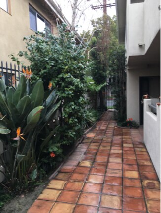 Courtyard - 122 S Buena Vista St