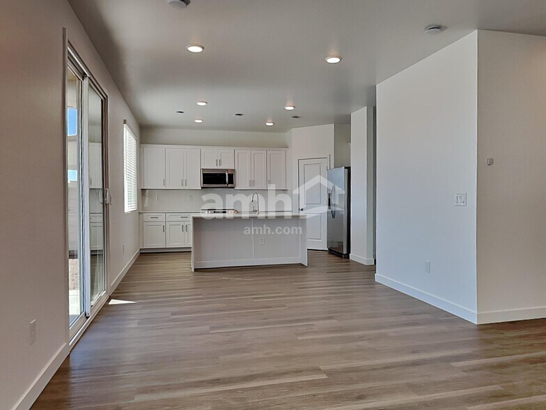 Building Photo - 9747 W Parkway Dr