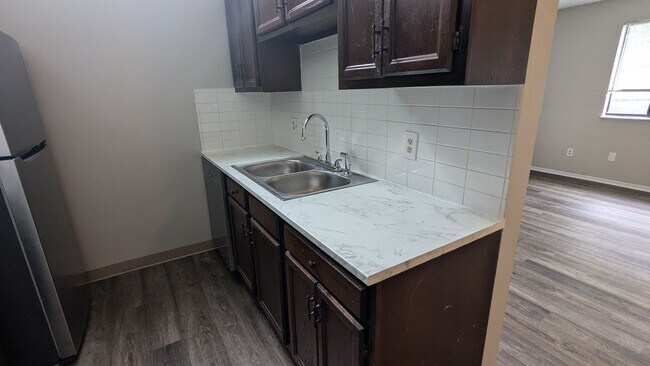 Building Photo - 801 Kerns Dr NE