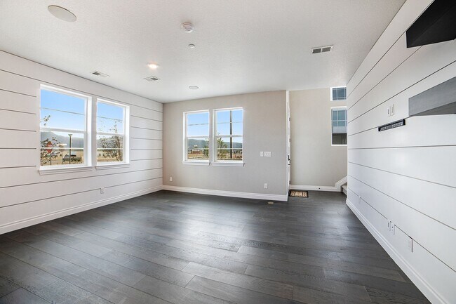 Building Photo - Like New end-unit Townhome at Victory Ridge!