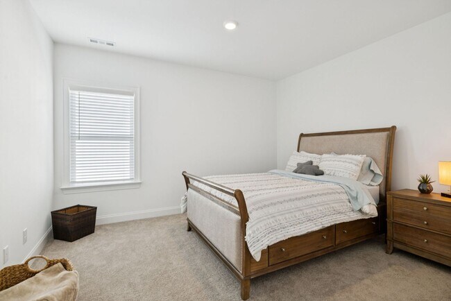 Building Photo - Luxurious living space *Fully furnished an...