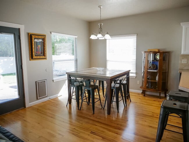 Building Photo - 151 Cub St W