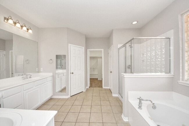 Building Photo - 4422 Roundtree Ln