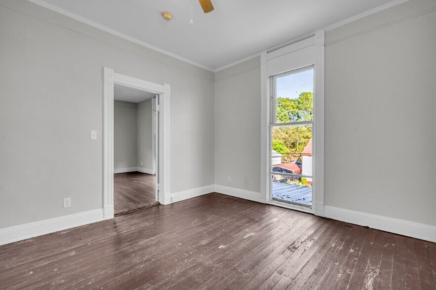 Building Photo - 622 4th St S