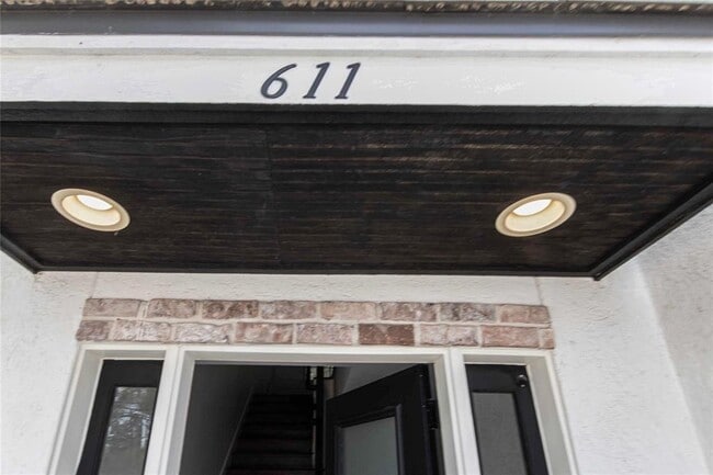 Building Photo - 611 Mazal Ln