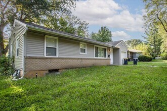 Building Photo - Your Cozy Kansas City Retreat Awaits – Wit...