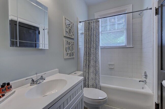 Building Photo - 518 Lamar Ave