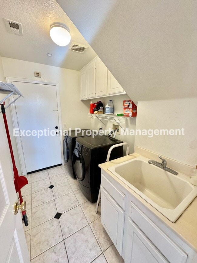 Building Photo - Ready to move in 4 bedroom 4 bath home!