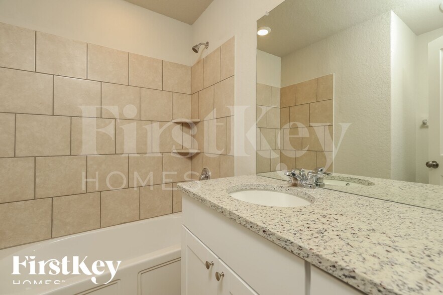 Building Photo - 9984 Sarrebourg St