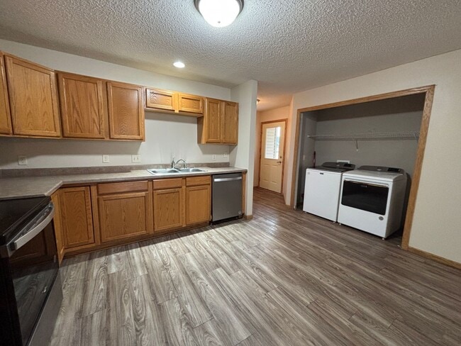 Building Photo - ALL NEW INTERIOR - 2 Bedroom Town Home