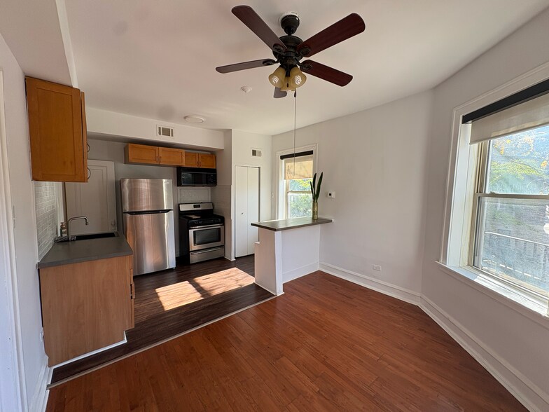 Building Photo - 5235 N Damen Ave