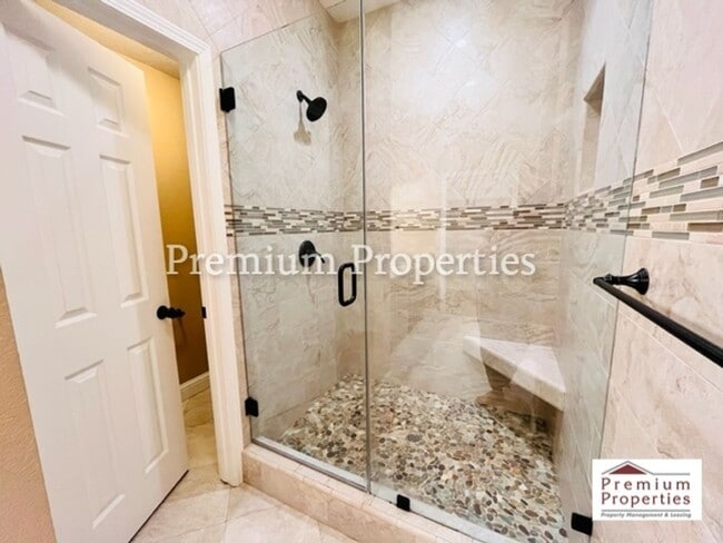 Building Photo - Beautiful 2BD/2BA Condo Unit in the Gated ...