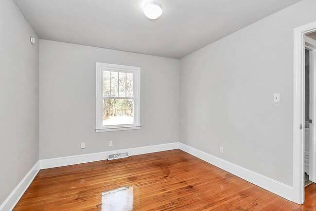 Building Photo - Lovely Two Bedroom Duplex!