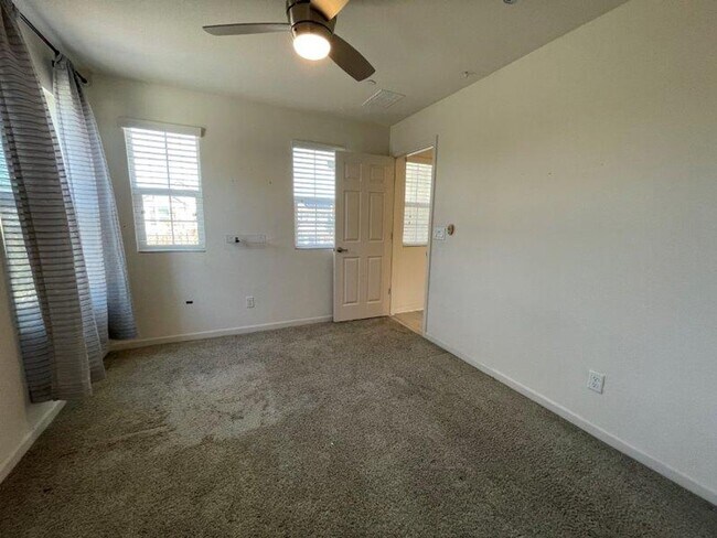 Building Photo - Gorgeous 4 Bed Located in Great Gated Community