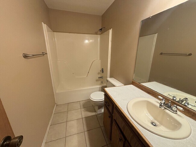 Building Photo - Charming 2-bedroom, 1-bathroom house in Russellville