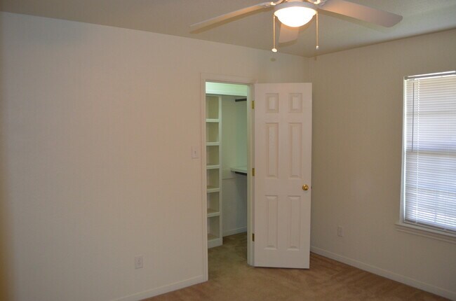 Building Photo - 910 Crymes Ln