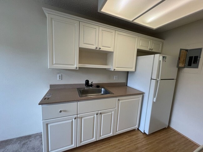 Building Photo - Very nice 2 bedroom, 1 bath unit with 2 pa...