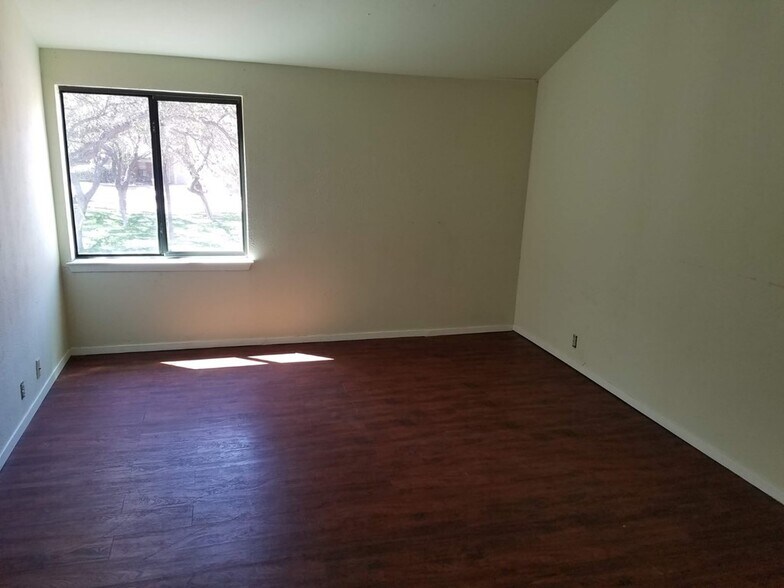 Building Photo - 1400 Pebble Ct