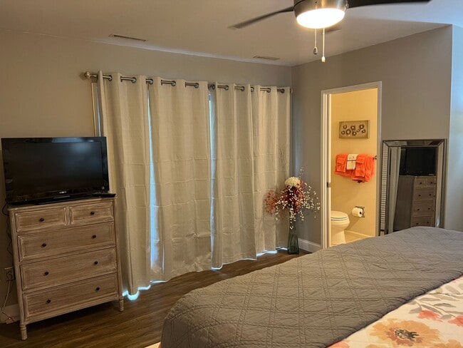 Building Photo - Walk to the beach from this 2BR FURNISHED ...
