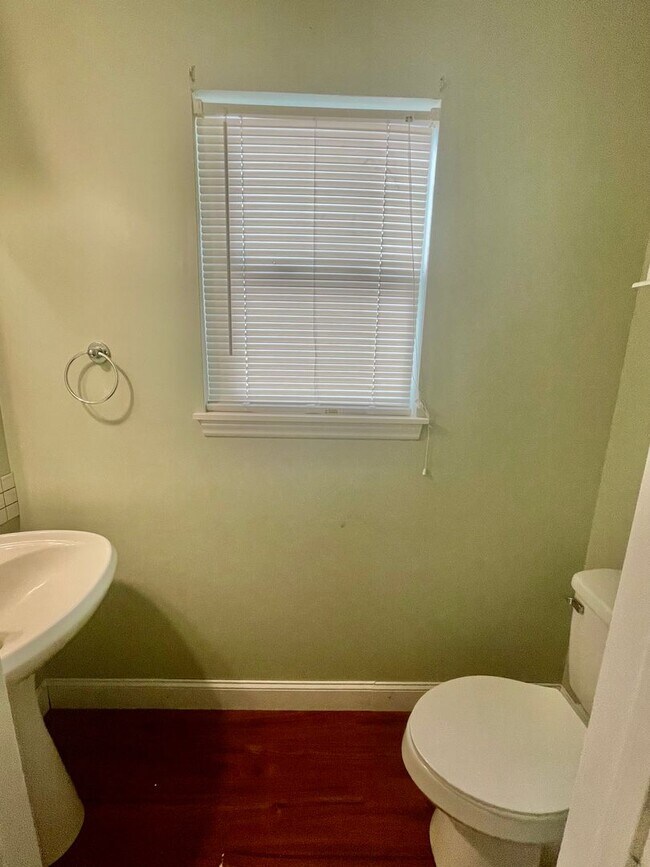 Building Photo - Welcome to this charming 3-bedroom, 2.5-ba...