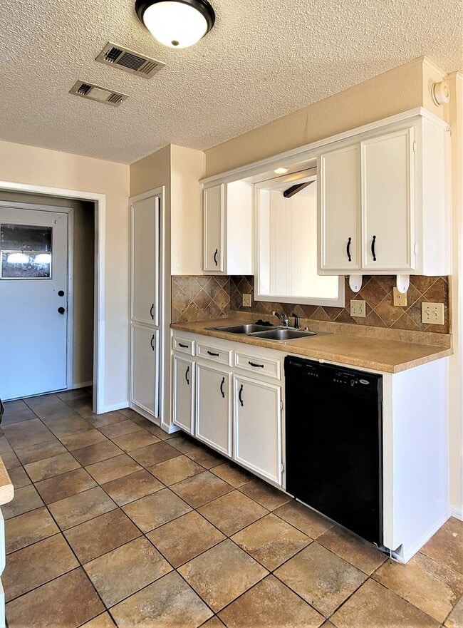 Building Photo - Fabulous home in lovely, convenient neighborhood
