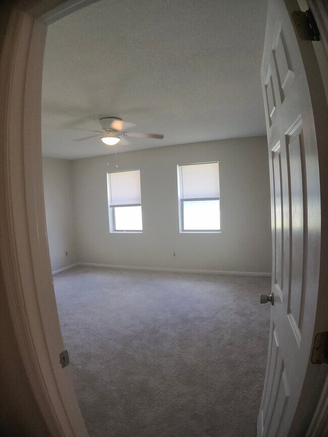 Building Photo - 130 Pointe S Dr