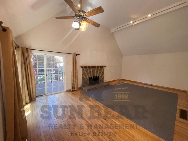 Building Photo - Bright Adorable Home in Incline! Dog Friendly