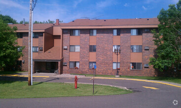 Building Photo - Oakwood Apartments