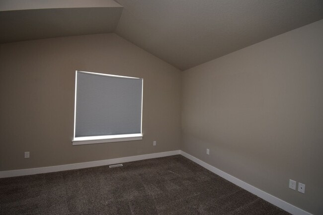 Building Photo - Charming 4 bed Sandy Home, with HOA in Fantastic Location!!!