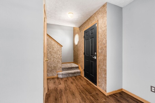 Building Photo - Spacious South Side Home with Garage!