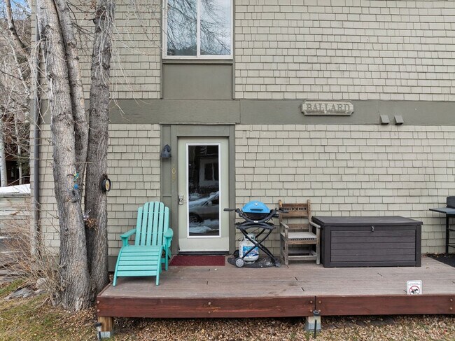 Building Photo - 619 W Columbia Ave