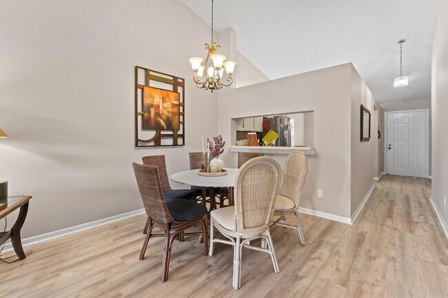 Building Photo - 1502 Pinecrest Cir