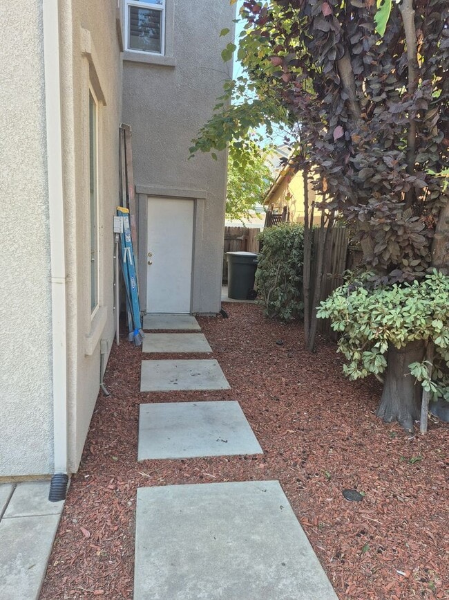 Building Photo - Lincoln Crossing Gated Community 3-Bedroom...