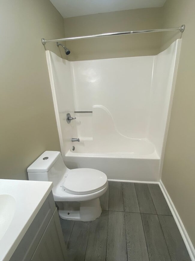 Building Photo - Spacious 4 bedroom, 2 bath Townhome