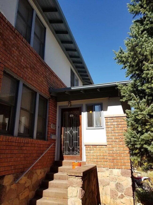 Building Photo - 3 Bedroom Home on the Hill - AVAILABLE NOW!