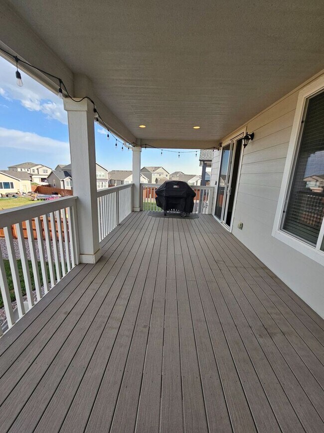 Building Photo - Beautiful 5 Bedroom, 3.5 Bath, 4 Car Garag...