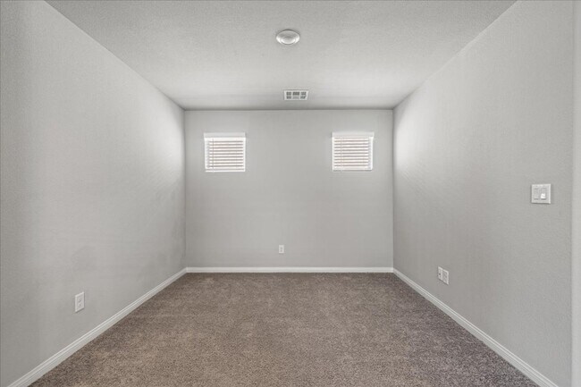 Building Photo - Newer 4 Bd, 3 Bth, Granite Countertops and Entertainer’s Dream!