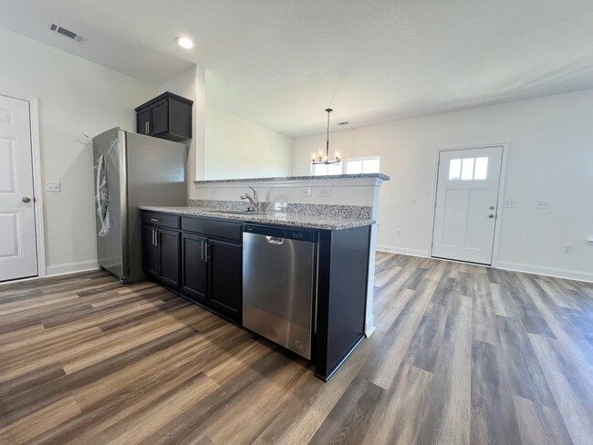 Building Photo - MOVE-IN READY [PET FRIENDLY - SMALL PETS O...