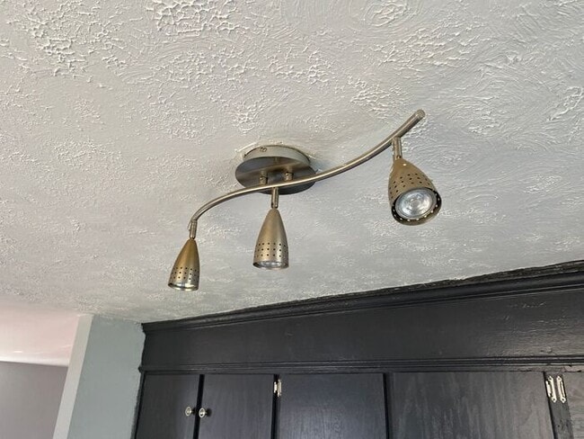 Building Photo - 2 Bed / 1 Bath Apartment on 2nd Ave - Walk Downtown!