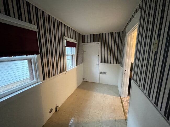 Building Photo - Large one bedroom house
