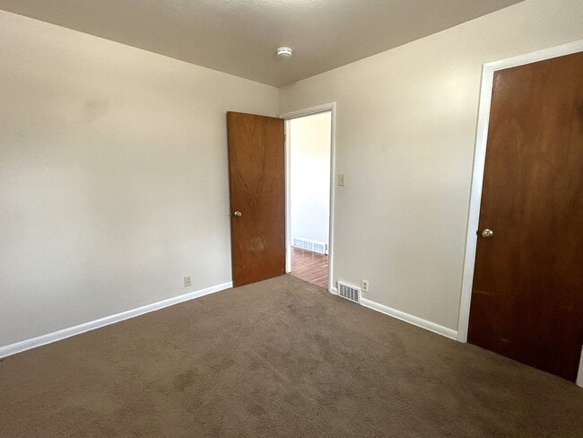 Building Photo - 821 Skyline Dr