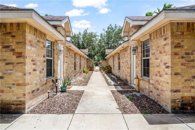 Building Photo - 13 Lacywood