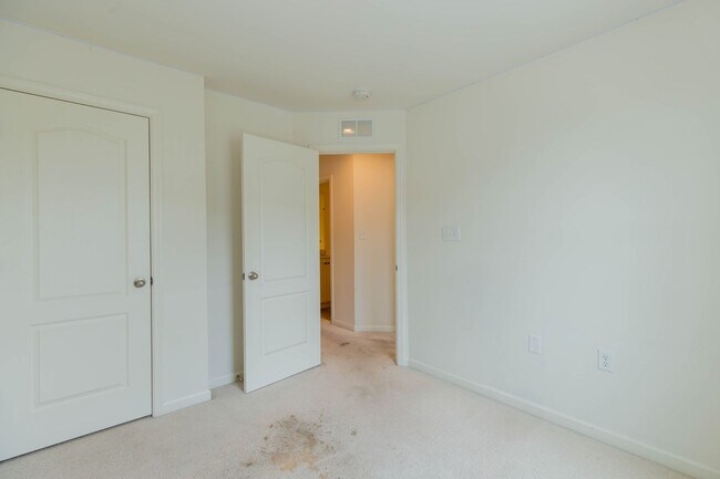 Building Photo - 3 Bed, 2.5 Bath, Townhome in Ranson, WV