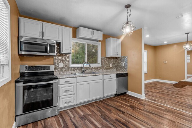 Building Photo - Newly Renovated 4-Bedroom Home | Riverview...