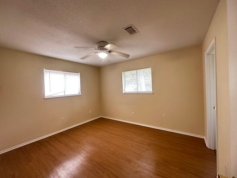 Building Photo - 619 Elm St