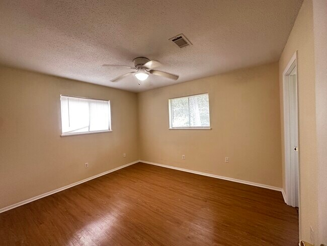 Building Photo - 619 Elm St